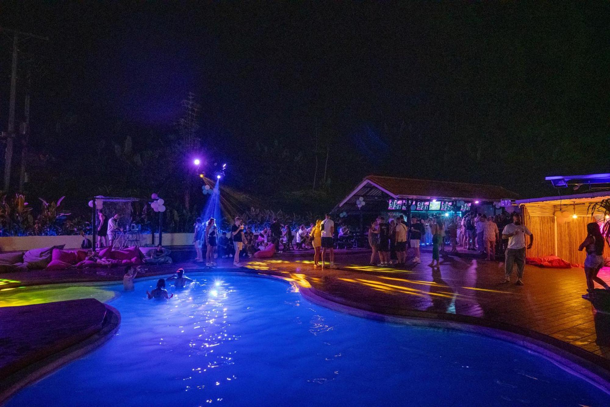 Base Party Hostel Ao Nang Dış mekan fotoğraf