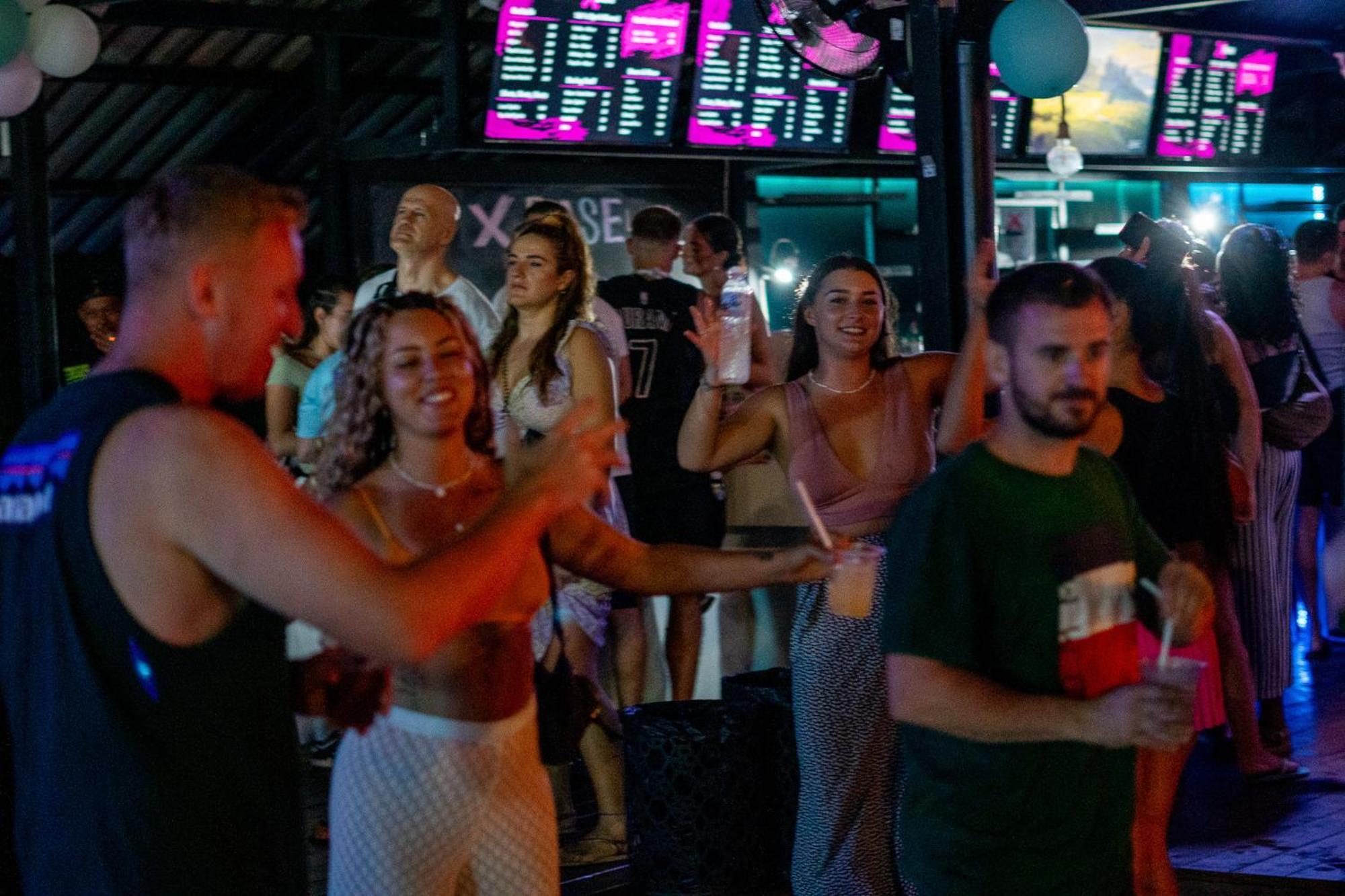 Base Party Hostel Ao Nang Dış mekan fotoğraf