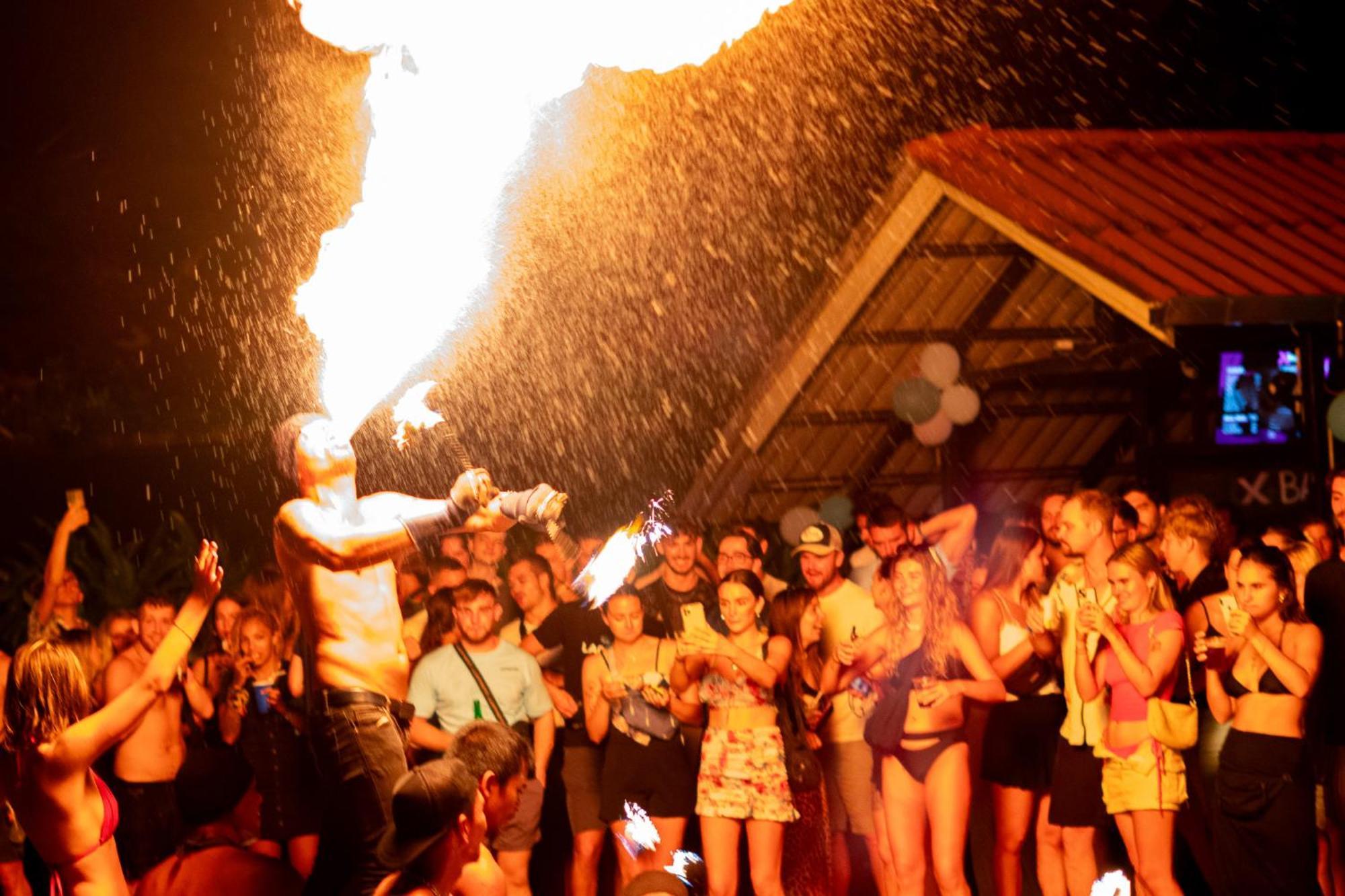 Base Party Hostel Ao Nang Dış mekan fotoğraf