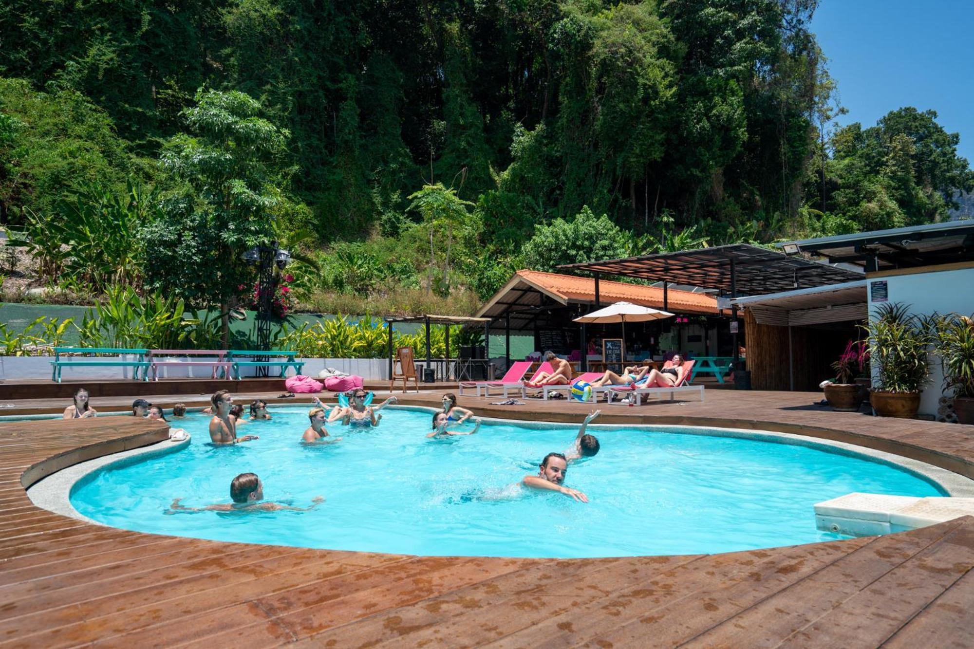 Base Party Hostel Ao Nang Dış mekan fotoğraf