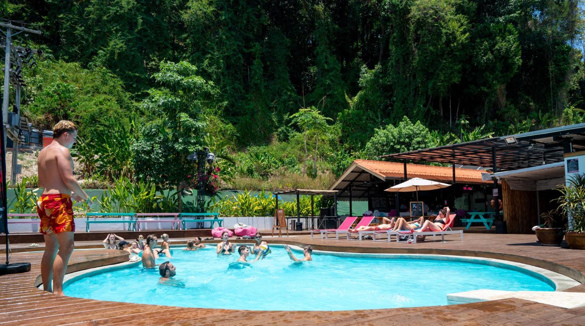 Base Party Hostel Ao Nang Dış mekan fotoğraf