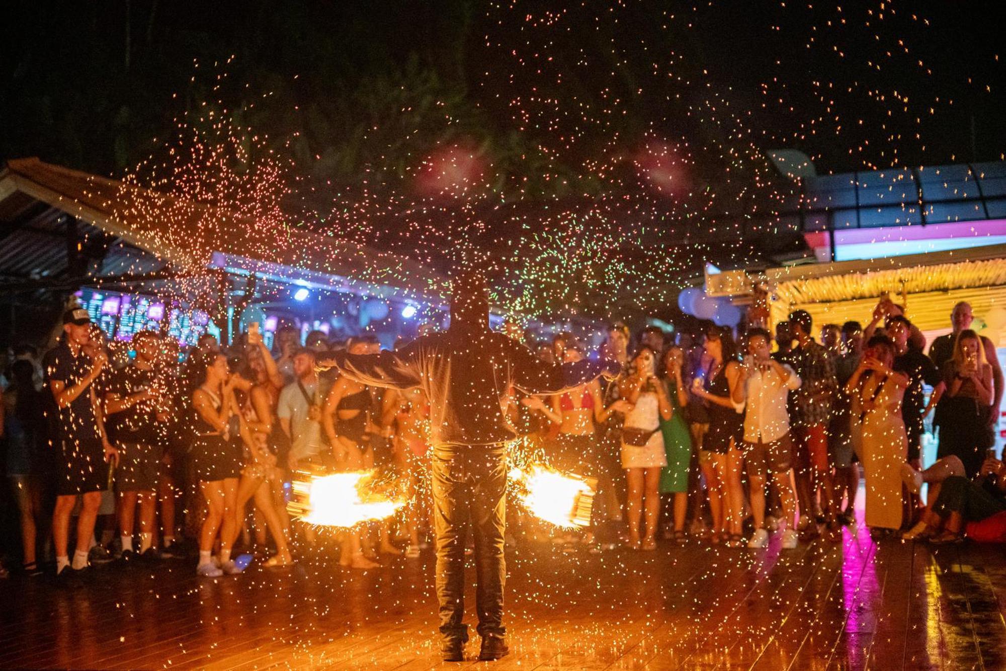 Base Party Hostel Ao Nang Dış mekan fotoğraf